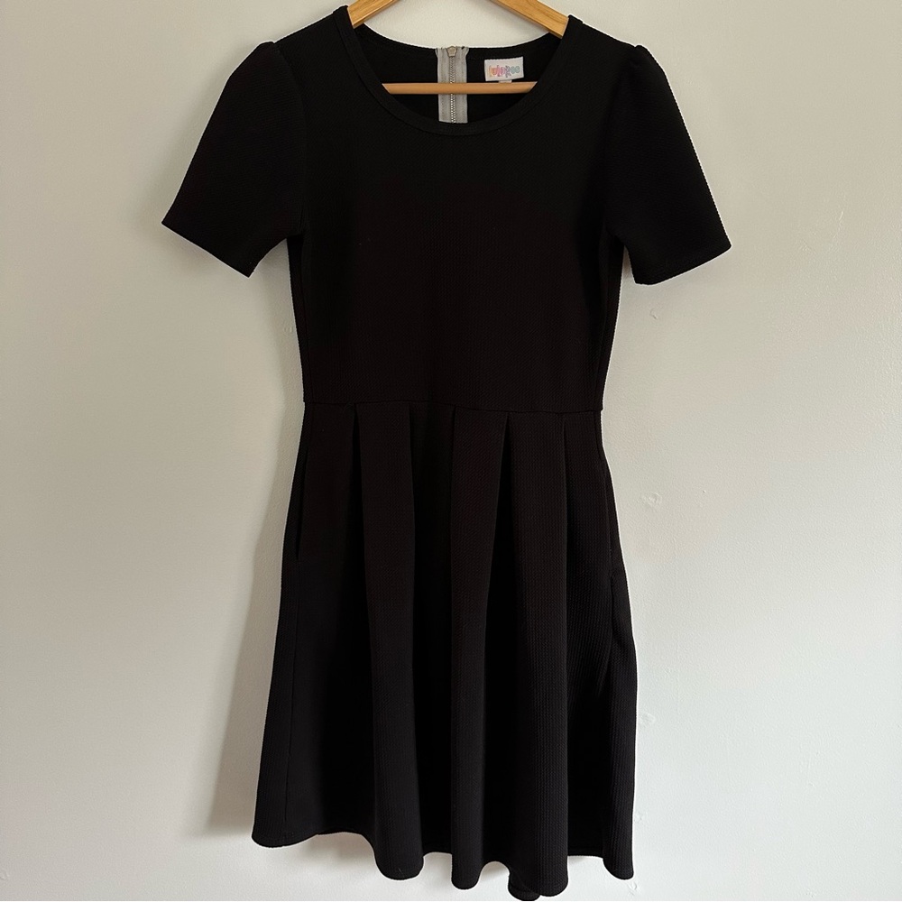 LuLaRoe black tee shirt dress pleated knee length skirt with pockets exposed zip
